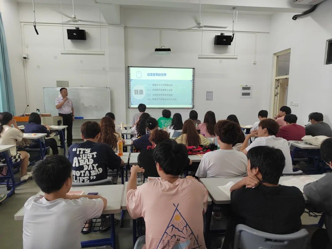 让思政课火起来&ldquo;活&rdquo;起来 湄职院领导为学生上形势与政策课