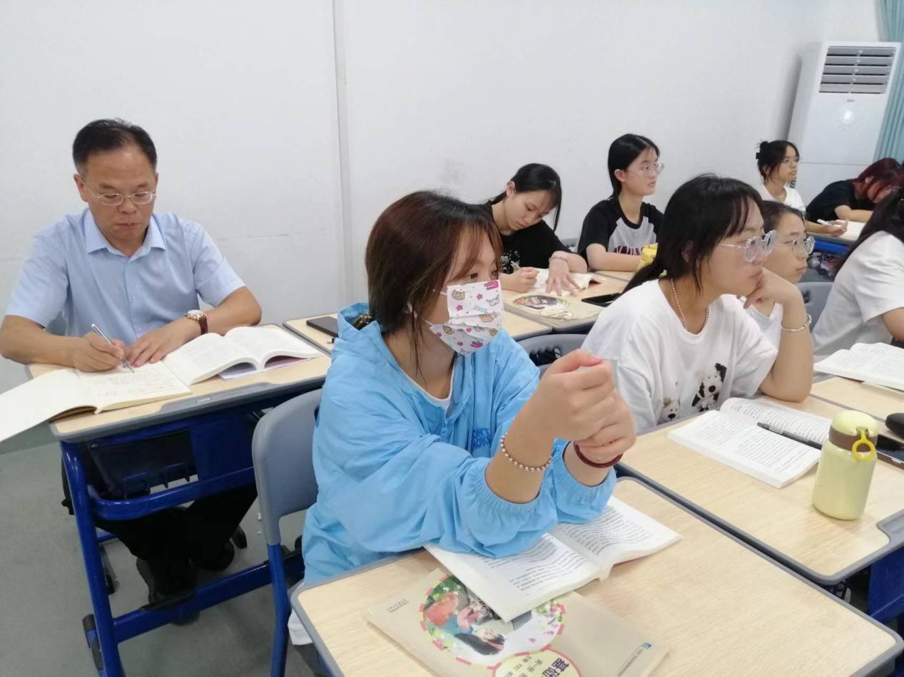学院党委副书记林新钊走进思政课堂听思政课