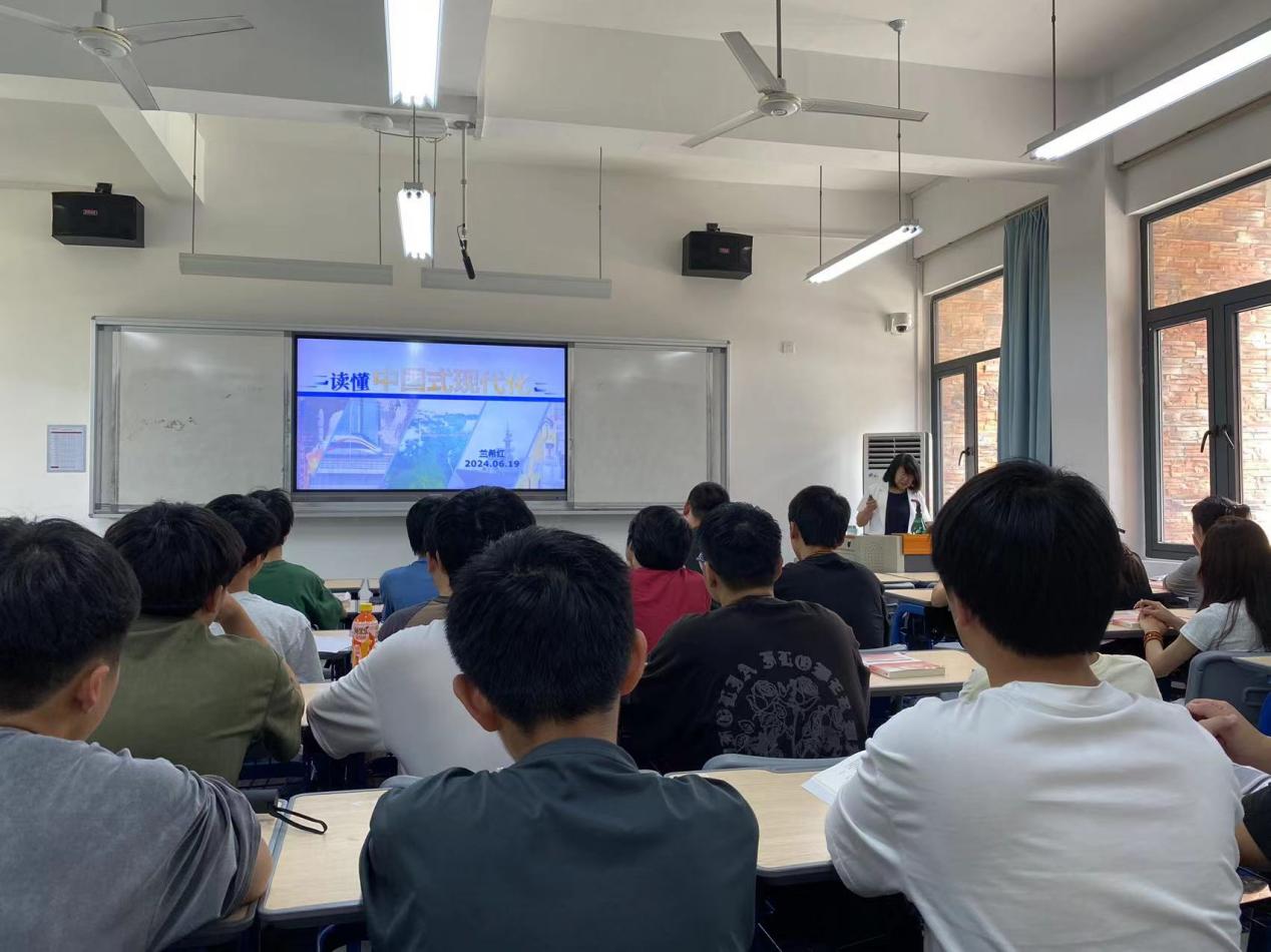 学院副院长兰希红深入课堂上思政课